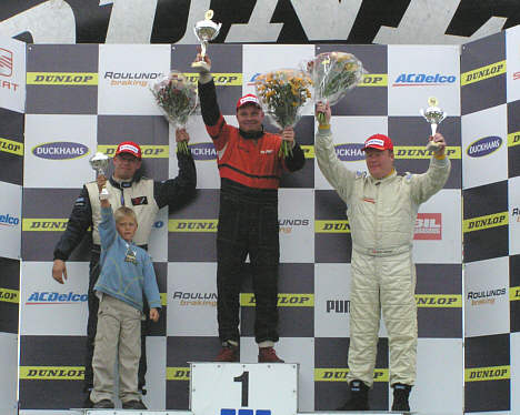 Christian Pedersen vandt 2. heat, på 2. pladsen Flemming Schantz og på 3. pladsen Bruno Rasmussen. (Foto: Motorsporten.dk)